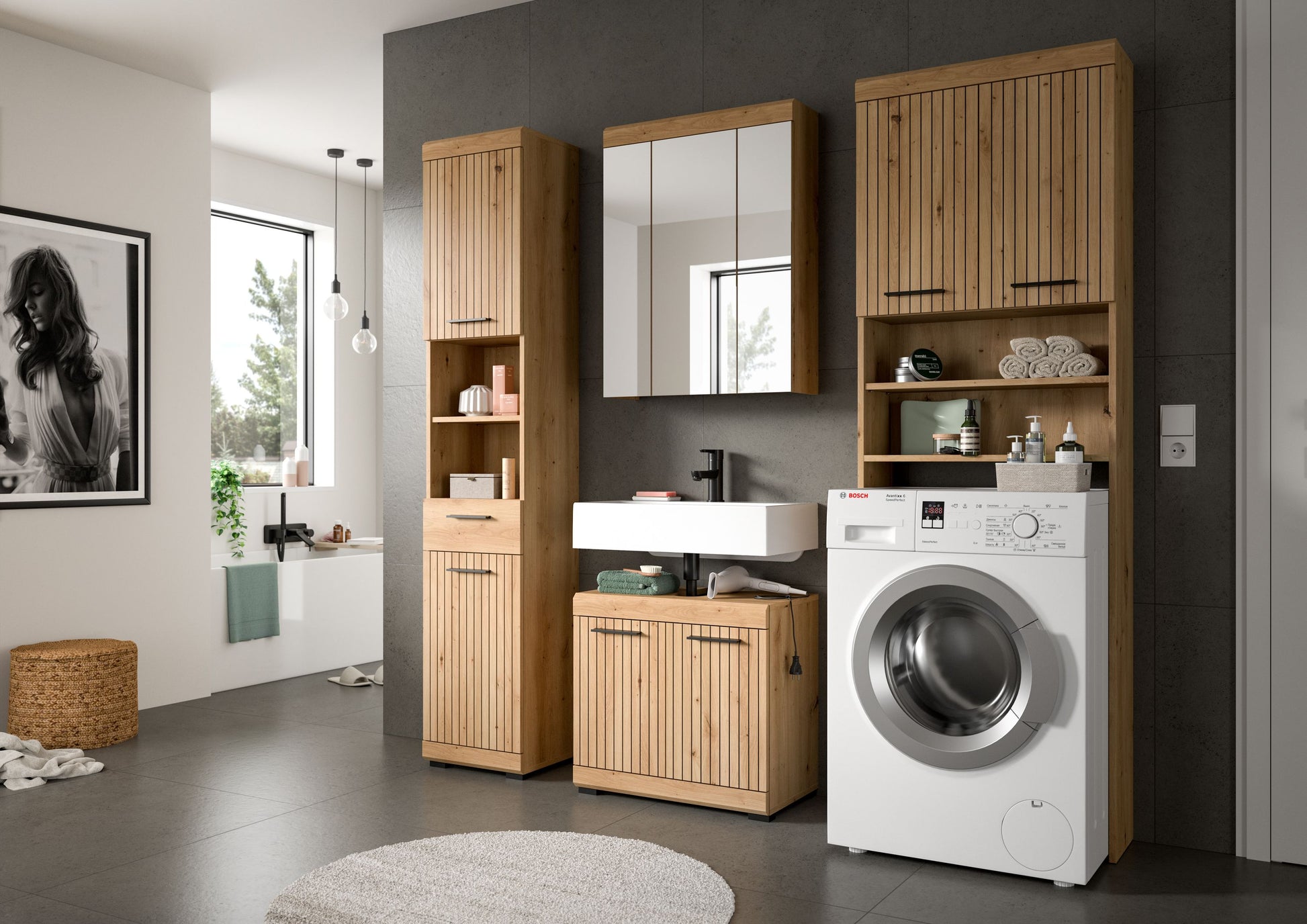 Badezimmerset im Holzdekor mit Spiegelschrank, Hochschrank und Unterschrank neben Waschmaschine