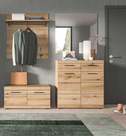 Garderobenset aus Holz mit Spiegel, Schubfächern und Sitzbank; Kleidung an der Garderobe