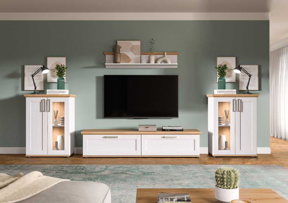 Wohnwand-Set: weißes TV-Lowboard mit Holzplatte, zwei Vitrinen-Hängeschränken, Landhausstil