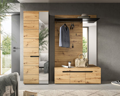 Garderobenset an der Wand: Spiegelschrank, Garderobenpaneel mit Hakenleiste und Sitzbank