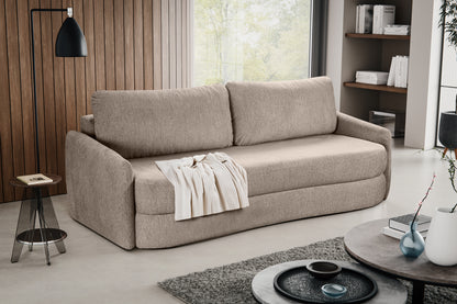Schlafsofa in beigem Stoff mit zwei Rückenkissen und ausgebreitetem Tuch