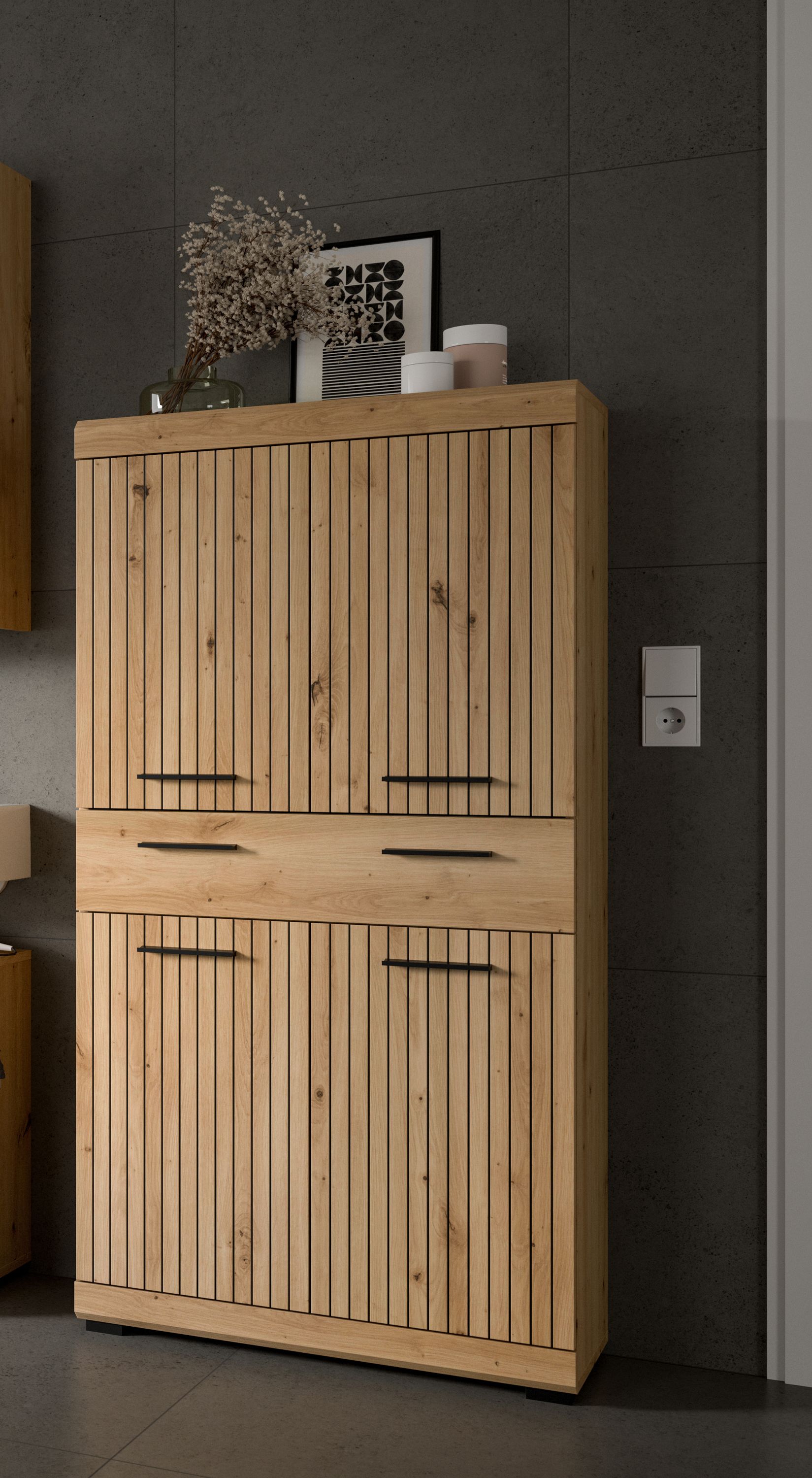 Badhochschrank in Holzoptik mit vier Türen, schmalen Metallgriffen und eingelassenen Griffen