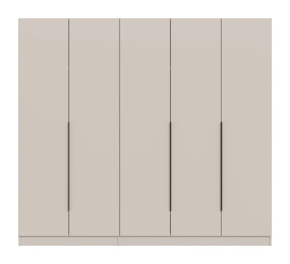 Kleiderschrank in Hellbeige mit fünf Türen und schmalen langen Griffen