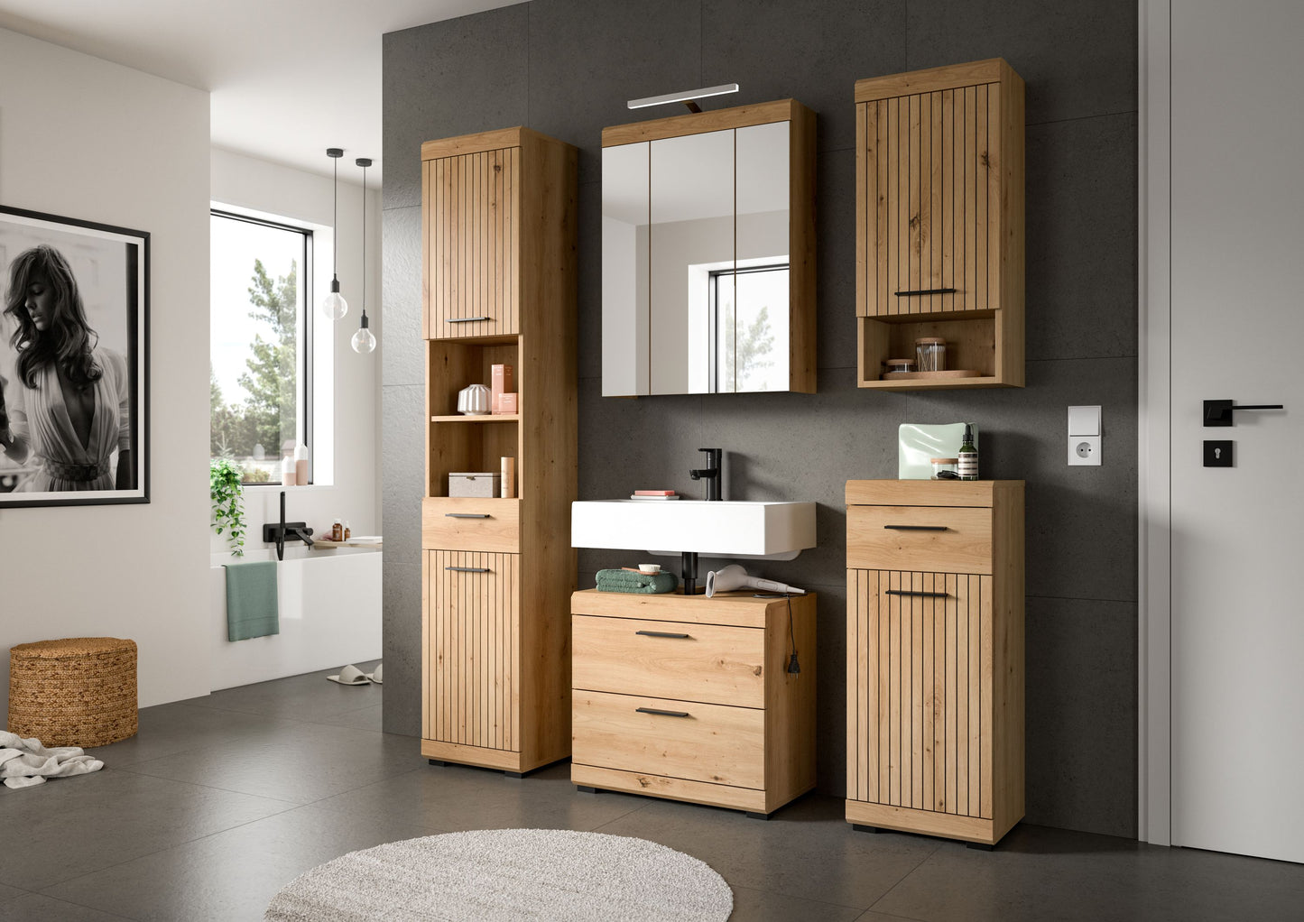 Badezimmerset im Bad: Spiegelschrank, Waschtisch und Unterschrank in Holz- und Helloptik