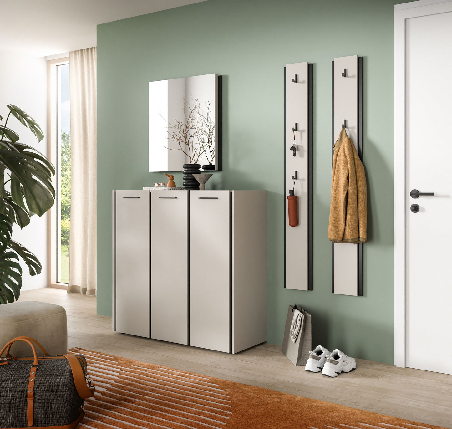 Schmales Garderobenpaneel mit Haken, hellbeige Platte, Handtuch und Regenschirm am Paneel