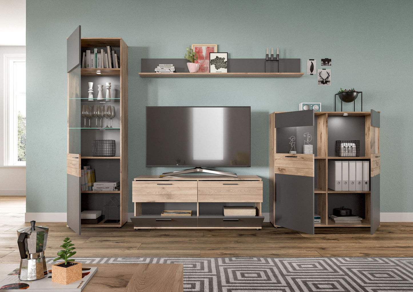 Wohnwand-Set in Anordnung: links Vitrine, mittig TV-Bank, rechts Regalschrank mit Türen