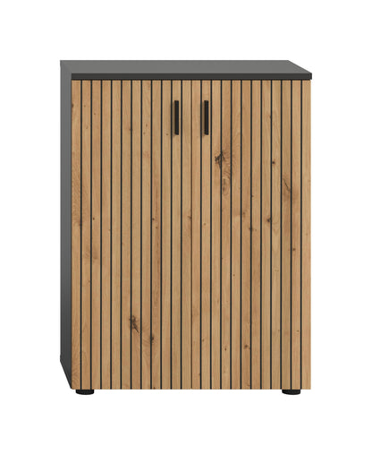 Badschrank mit Holzlamellen-Front, dunkler Oberplatte und zwei schmalen schwarzen Griffen