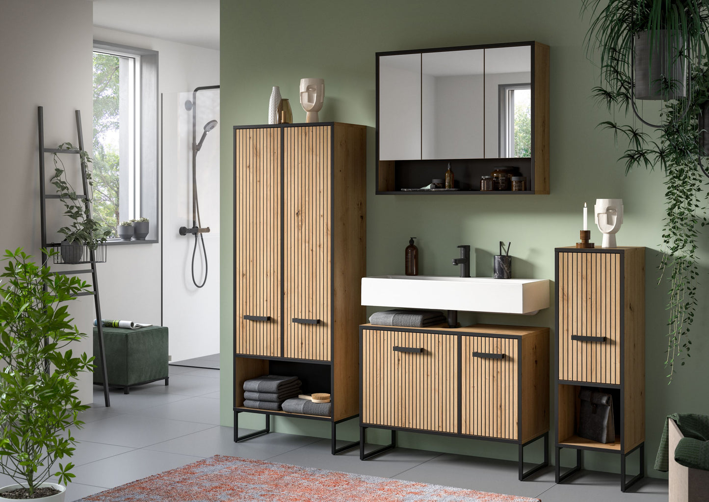 Badmöbel-Set im Badezimmer mit Badspiegelschrank, Waschtischunterschrank und Stand schrank in Holzoptik
