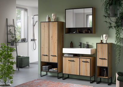 Badmöbel-Set im Badezimmer mit Badspiegelschrank, Waschtischunterschrank und Stand schrank in Holzoptik