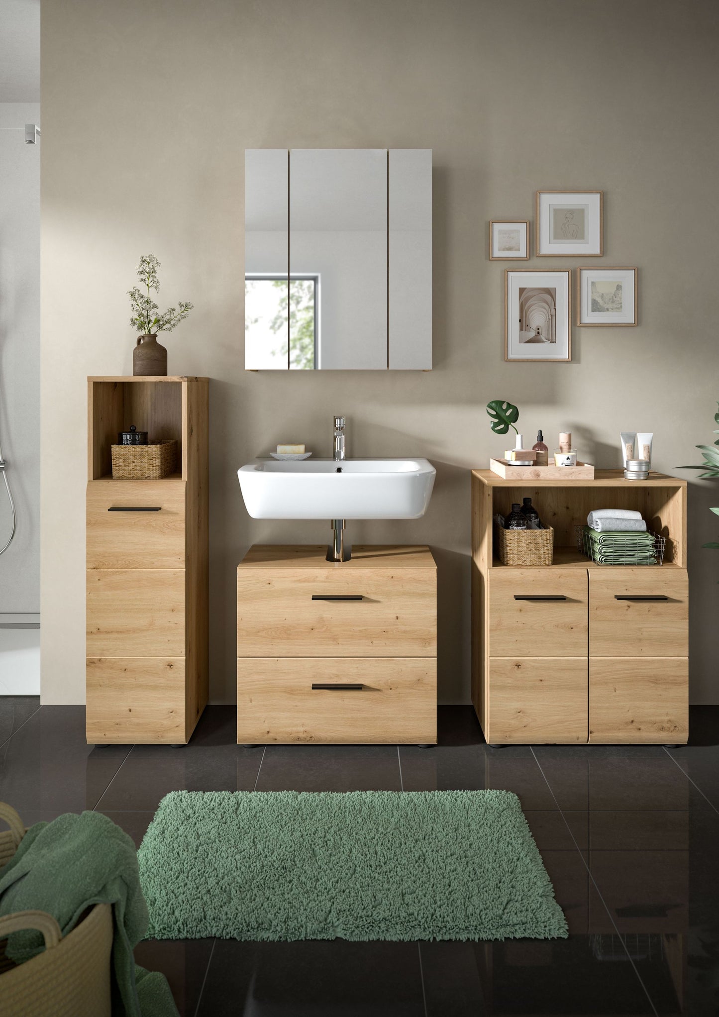 Badmöbel-Set mit Spiegeloberschrank, Waschtischunterschrank und Schränken in hellem Holz und Weiß