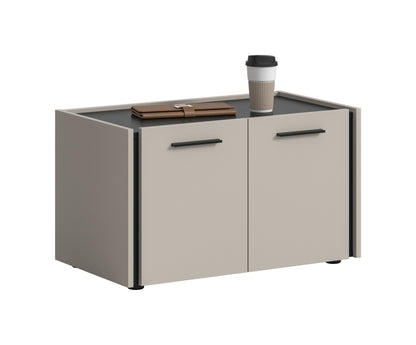 Garderobenschrank mit Sitzbank: cremefarbene Front, zwei Türen und dunkle Ablage oben.