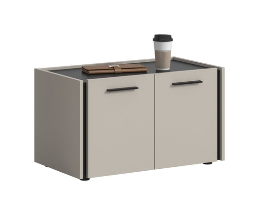 Garderobenschrank mit Sitzbank: cremefarbene Front, zwei Türen und dunkle Ablage oben.