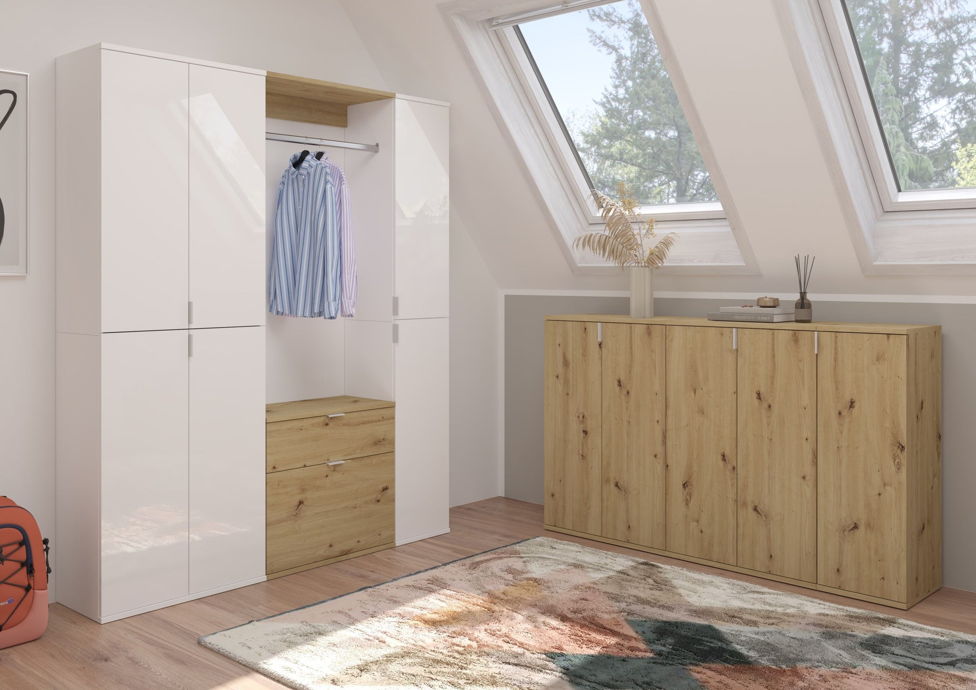 Weißer Schrank mit geöffneten Türen, Kleiderstange und Stauraumfächern