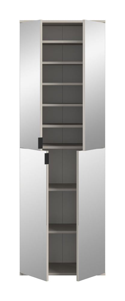 Spiegelschrank mit geöffneten Türen, innen mehrere Ablageböden und schwarze Scharniere/Griffe