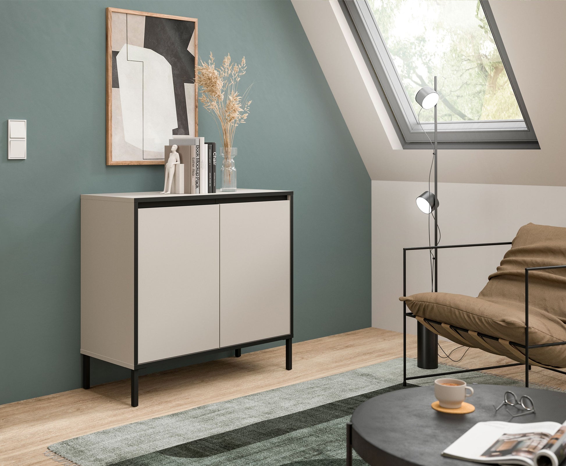 Kommode mit zwei Türen, hellgrau, schwarze Füße, im Wohnraum neben Sofa
