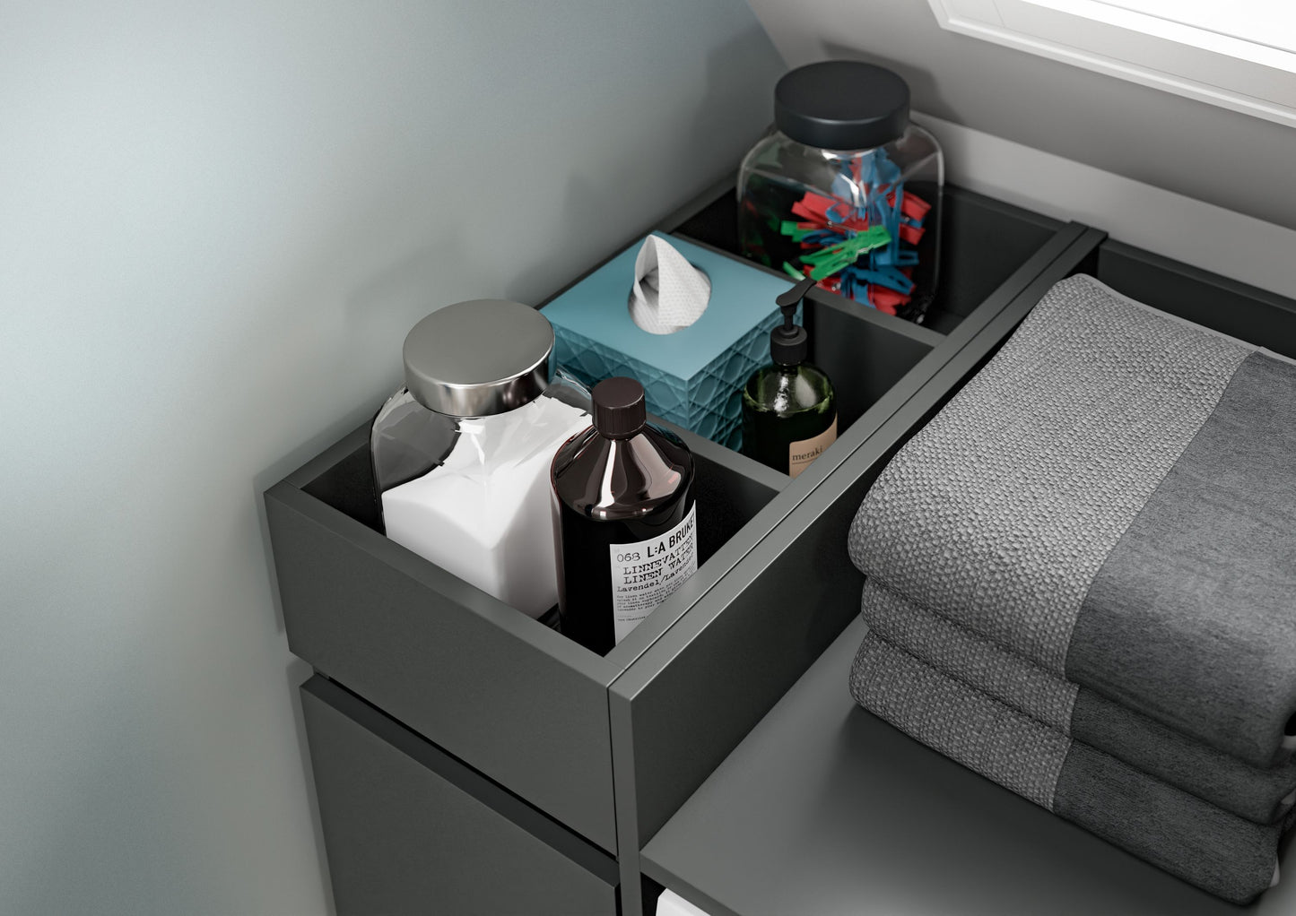 Seitlicher Schubkasten am Waschmaschinenschrank mit Flaschen und Tüchern, grau