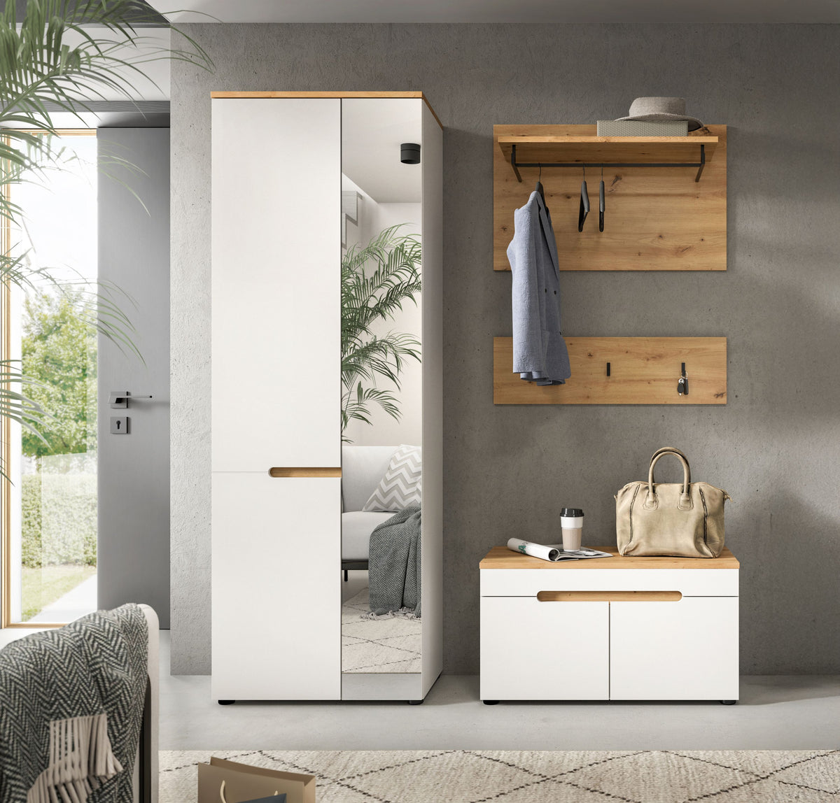 Garderobenset mit Schrank mit Spiegel, Sitzbank und Garderobenpaneel mit Holzablagen