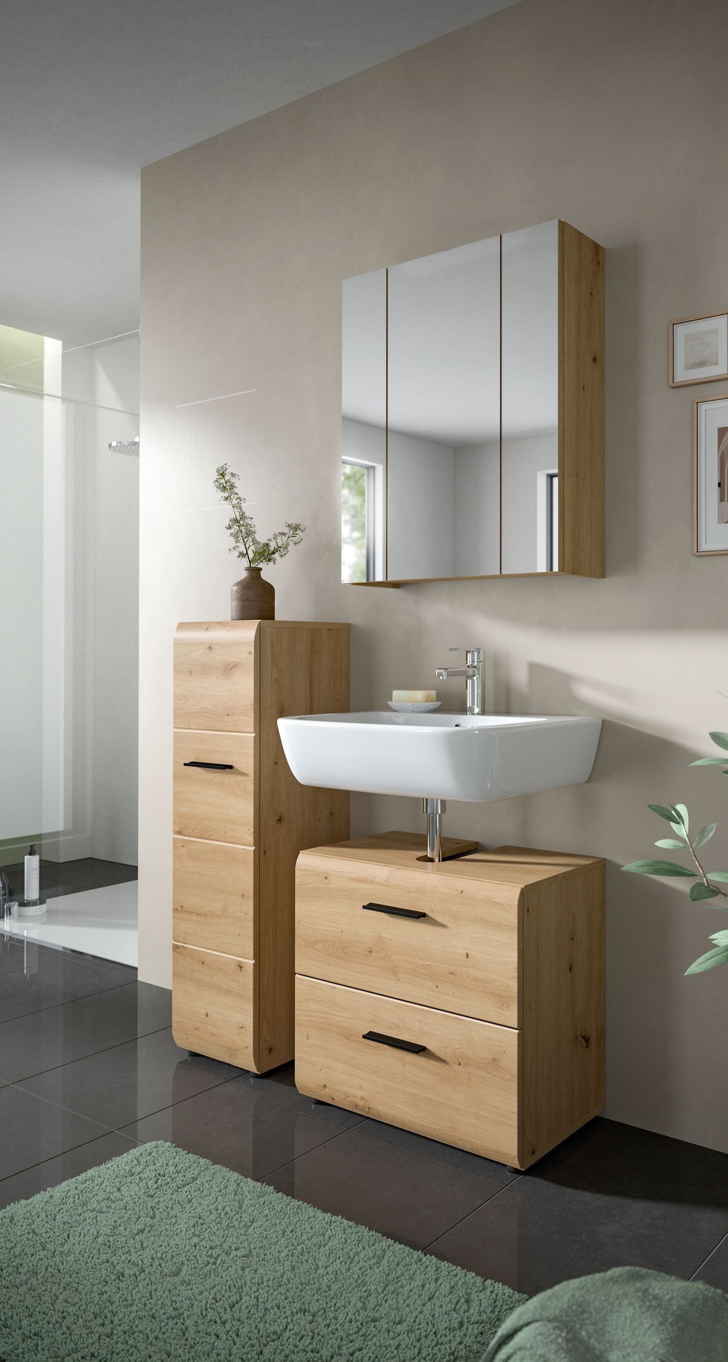 Badmöbel-Set in hellem Holz mit Spiegel und Waschtischkommode im Badezimmer