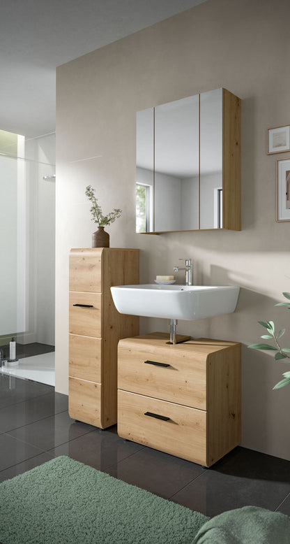 Badmöbel-Set in hellem Holz mit Spiegel und Waschtischkommode im Badezimmer