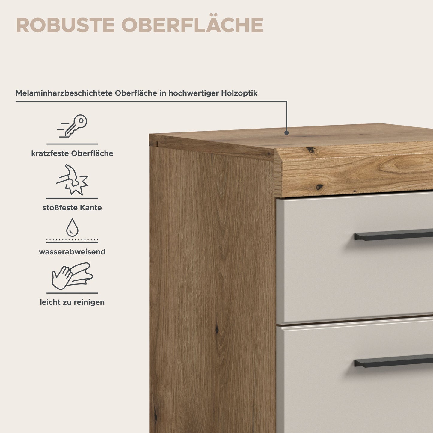 Schmale Badkommode: robuste Holzaußenseite mit weißer Schubladenfront und Griff