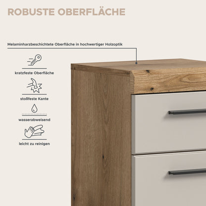 Schmale Badkommode: robuste Holzaußenseite mit weißer Schubladenfront und Griff