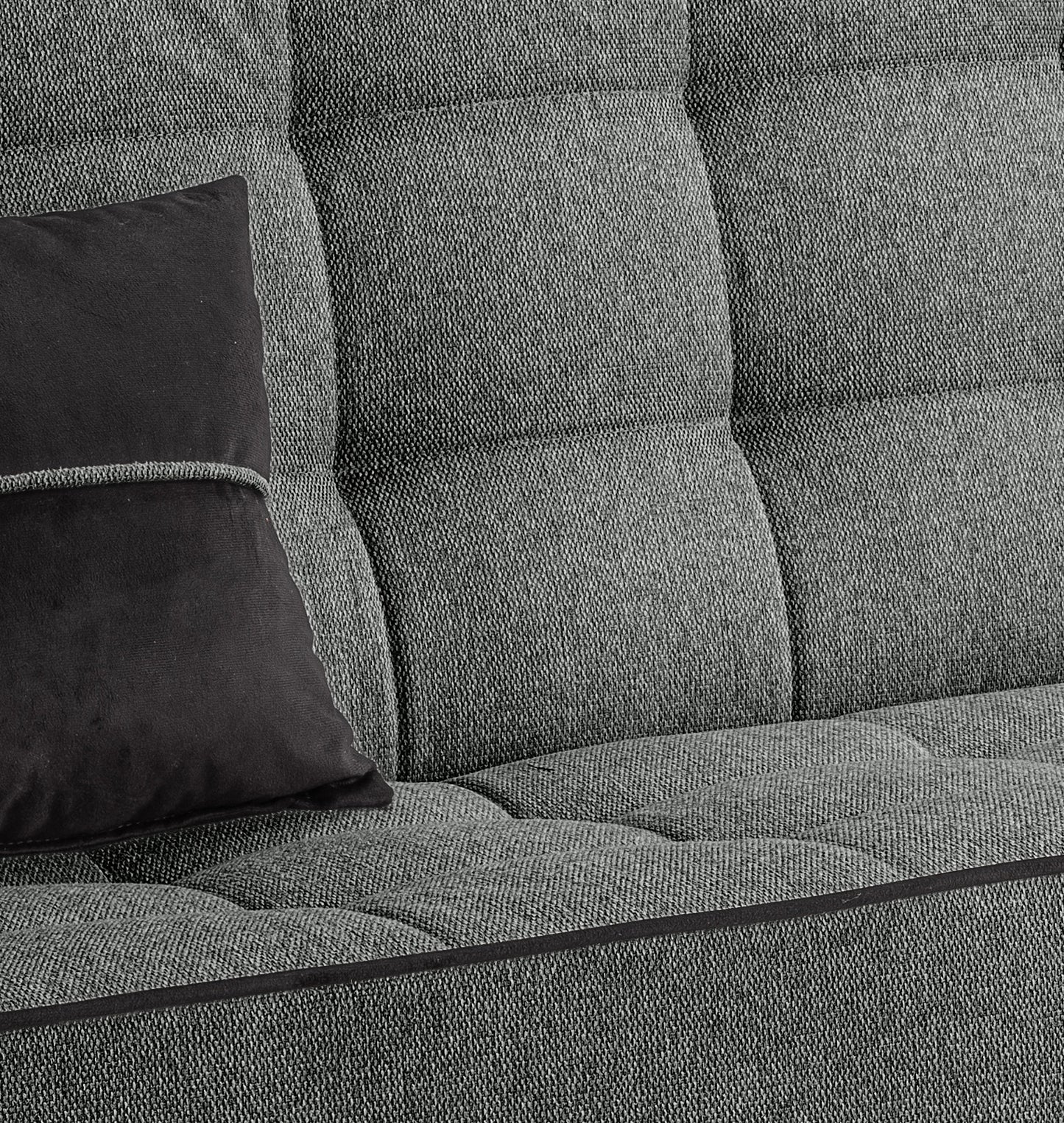 Schlafsofa im Detail, dunkelgrauer Stoff, gepolsterte Rückenlehne und Sitzfläche