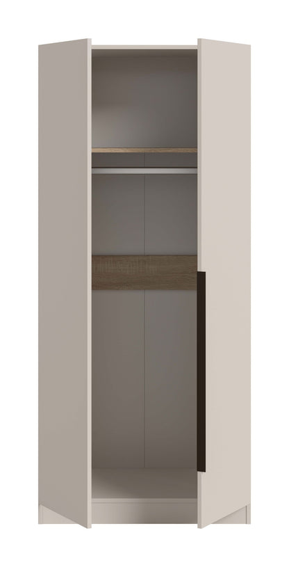 Geöffneter Zweitürer: Kleiderschrank mit Fächern und Regalböden
