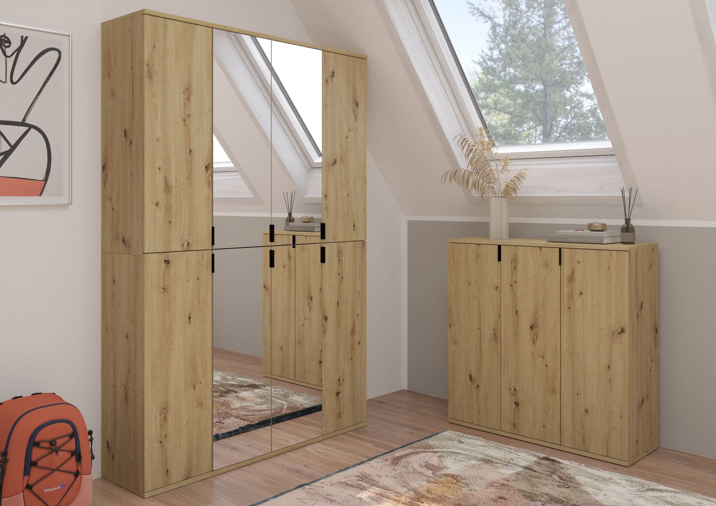 Hochschrank mit offenem Fach und Drehtüren, helles Holzdekor