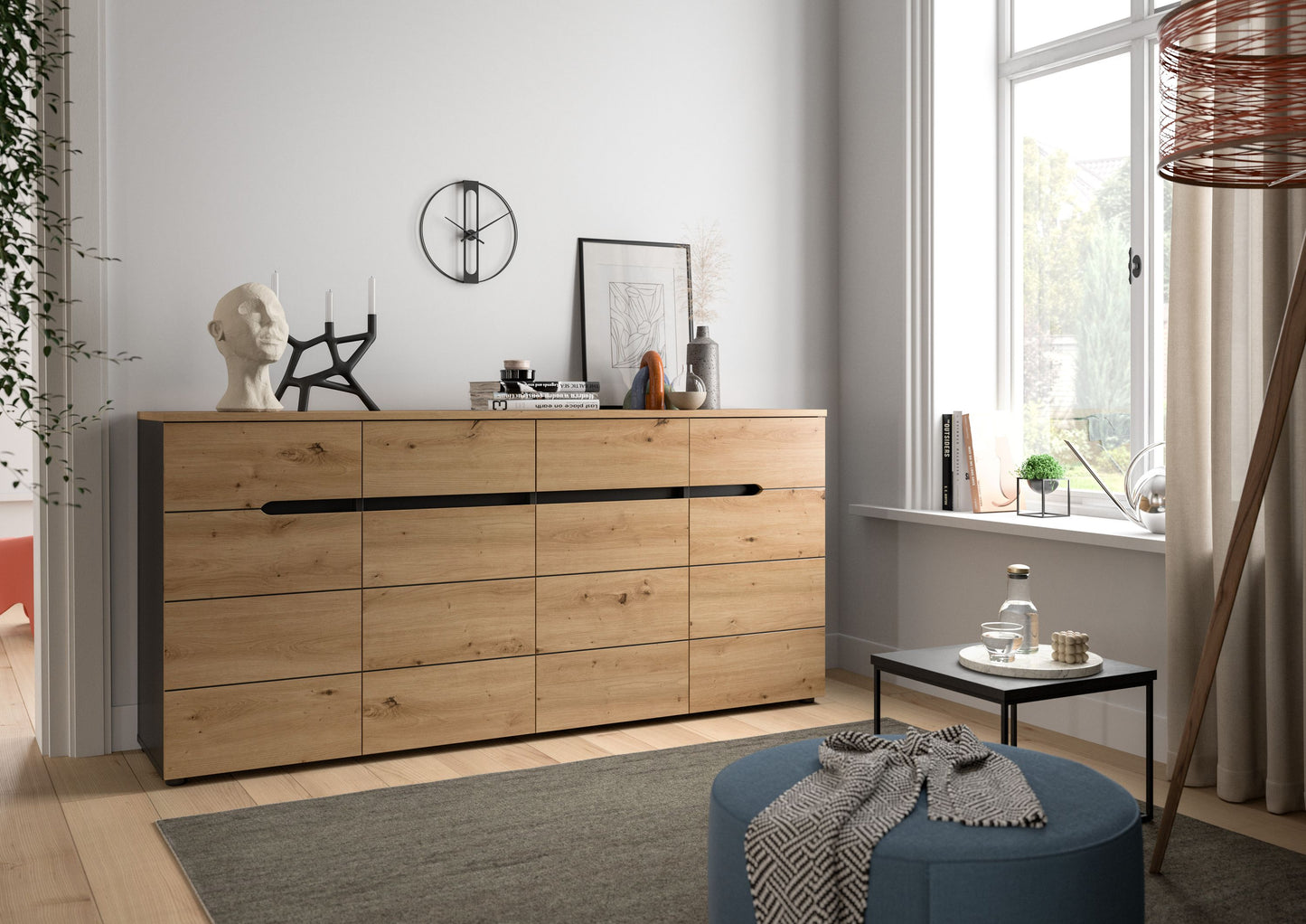 Homes & Jones-Kommode in Holzoptik im Flur, mit langem schwarzem Griff