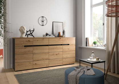 Homes & Jones-Kommode in Holzoptik im Flur, mit langem schwarzem Griff