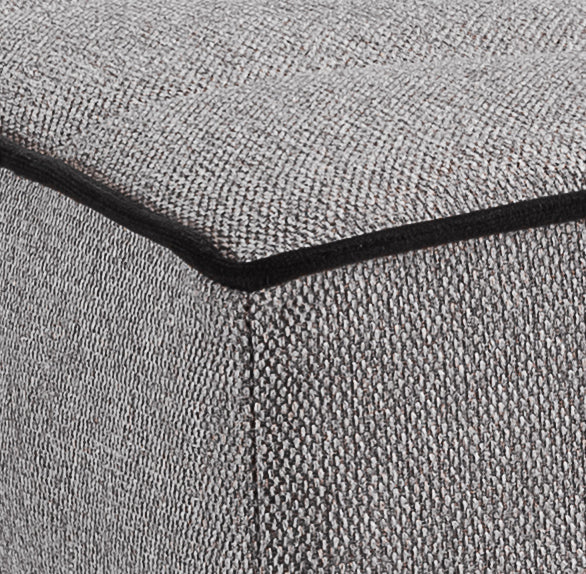 Detail Schlafsofa: grauer Stoff mit schwarzer Zierkante am Sitz