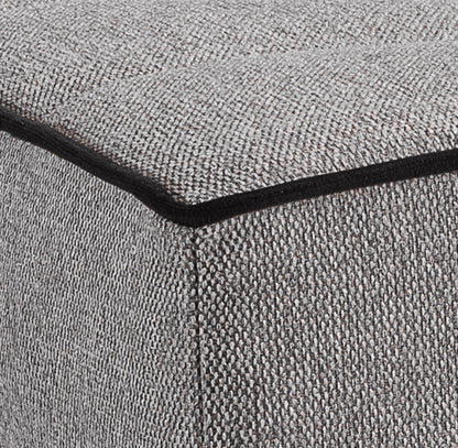 Detail Schlafsofa: grauer Stoff mit schwarzer Zierkante am Sitz