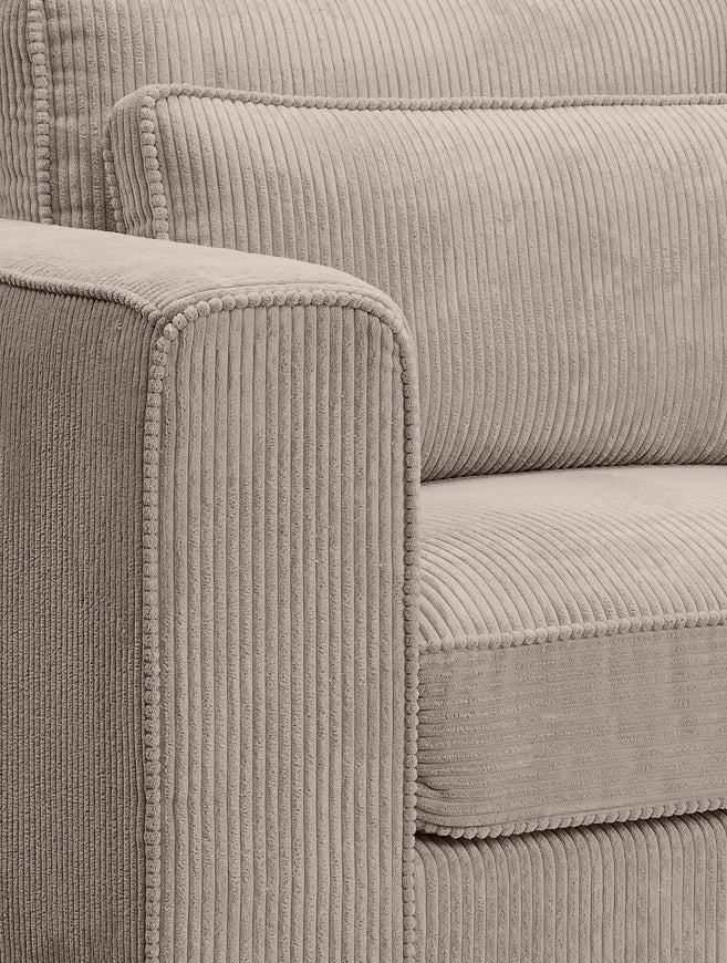 Cordpolster-Detail in Beige, Kedernaht und Struktur am Armlehnen-Eck
