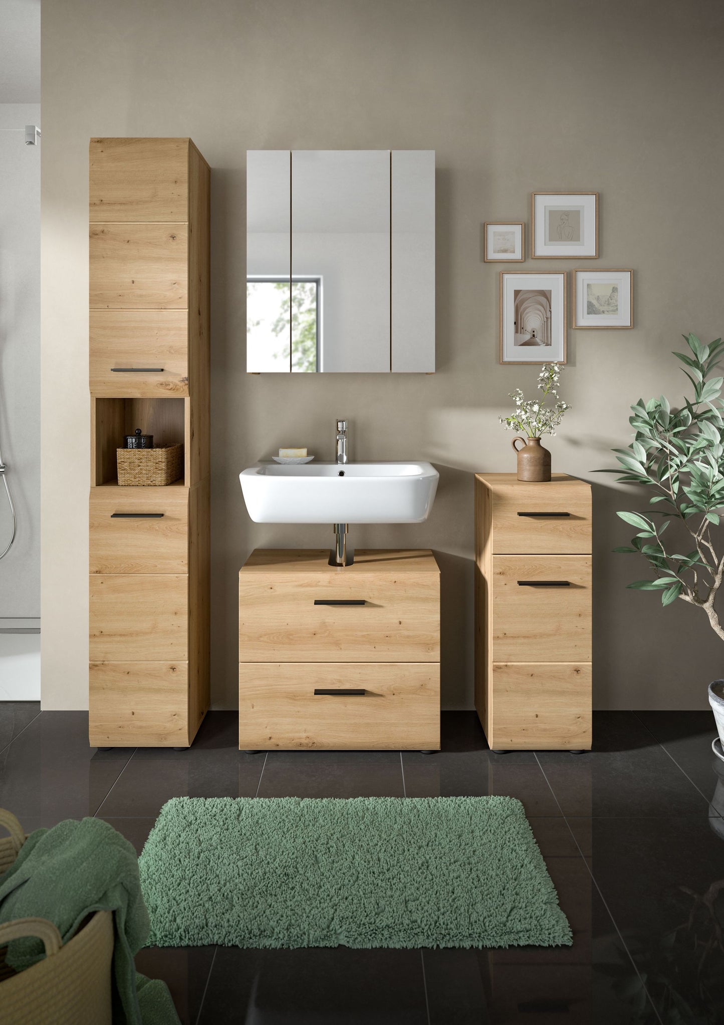 Badezimmer-Set mit Holzoptik und hellen Fronten: Waschtisch mit Schubladen, Hochschrank
