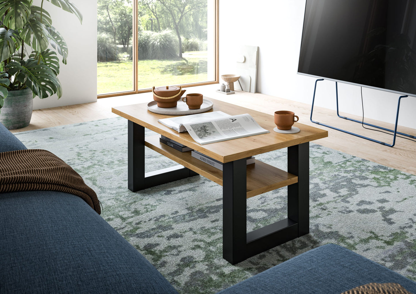 Couchtisch Eiche-Artisan mit schwarzem Gestell und Ablage im Wohnbereich