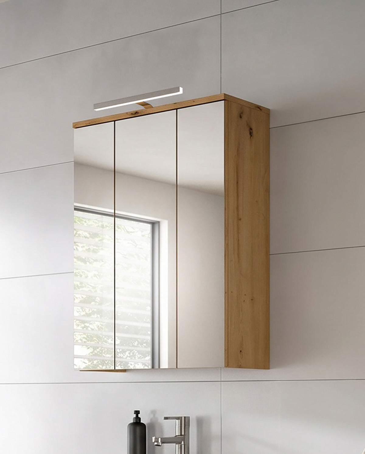 Bad-Spiegelschrank mit LED-Leiste, seitlichem Holzrahmen und Spiegeltüren