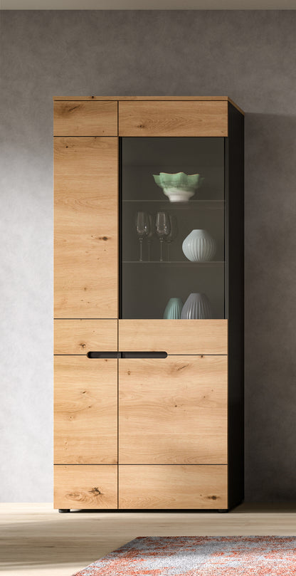 Vitrine-Wohnzimmerschrank in Holzoptik mit Glastür, innen Geschirr und Deko sichtbar, Griffstange