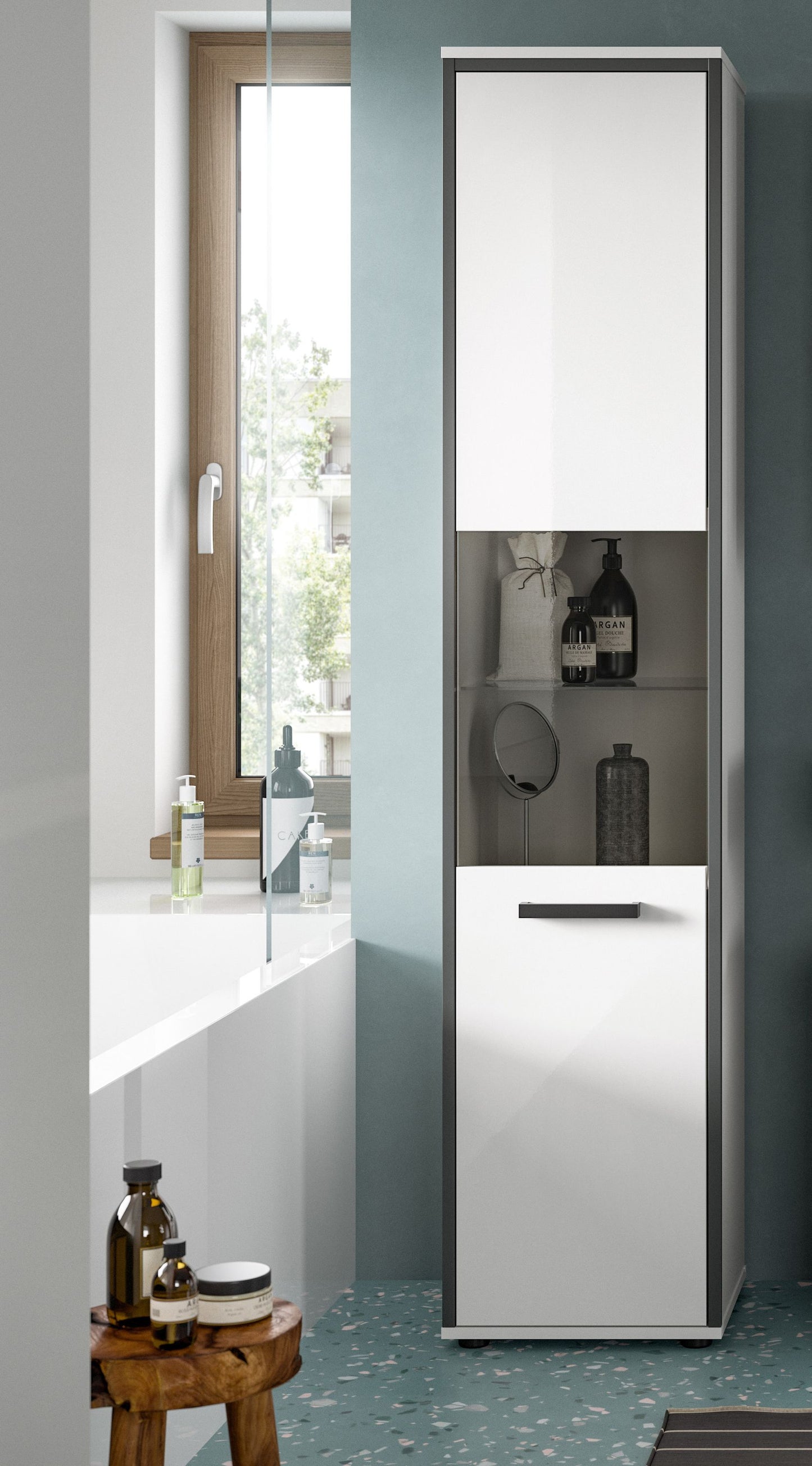 Badhochschrank mit weißer Hochglanz-Front, oberes Fach offen und untere Schublade