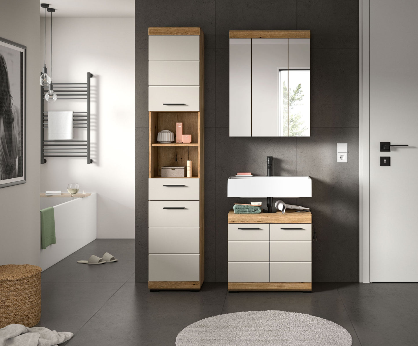 Badezimmerset mit Spiegelschrank und Waschtischunterschrank, Holzoptik und weiße Front