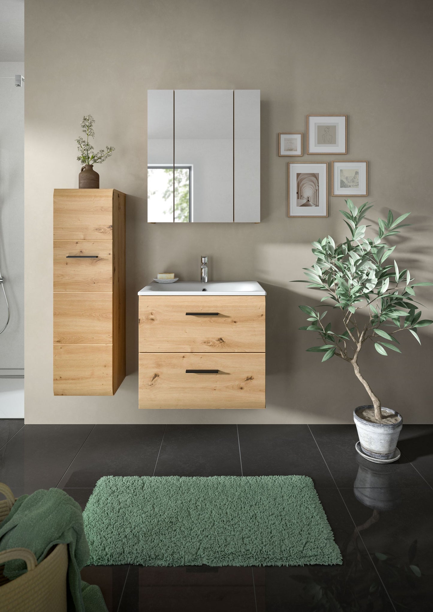 Badmöbel-Set mit Spiegelschrank und Waschtischunterschrank in hellem Holz, hoher Schrank seitlich