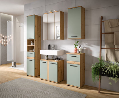 Badezimmermöbel-Set in Aufstellung: beleuchteter Spiegelschrank, Waschtisch und Hochschränke, Holzdekor, grün