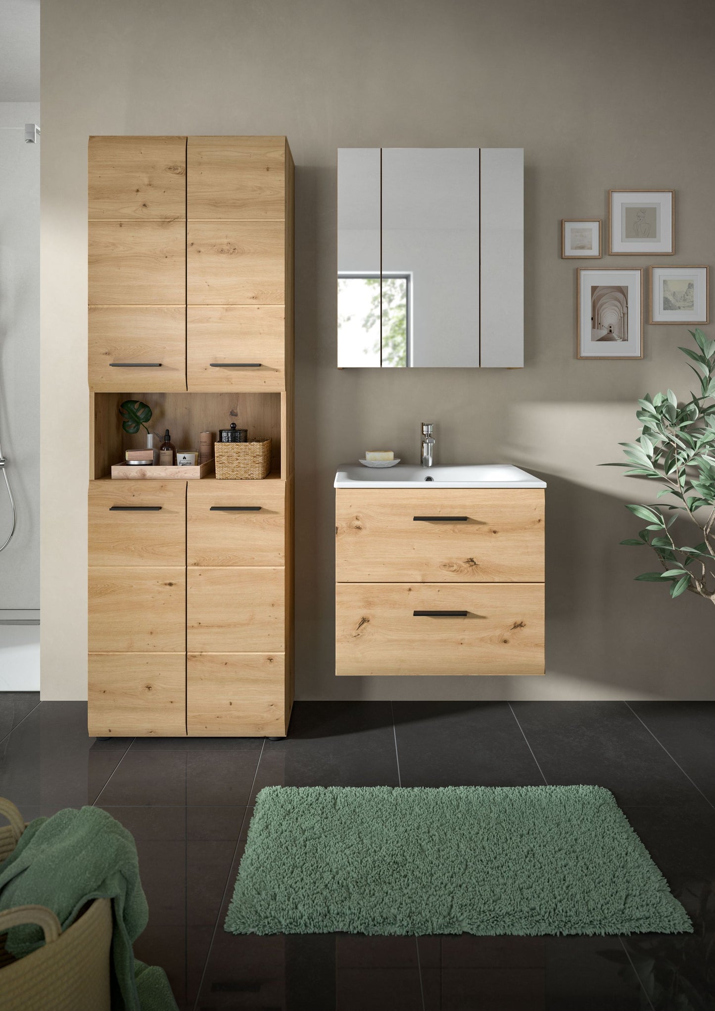 Badmöbel-Set mit Waschtisch, Spiegel und Hochschrank in hellem Holz, Fronten weiß