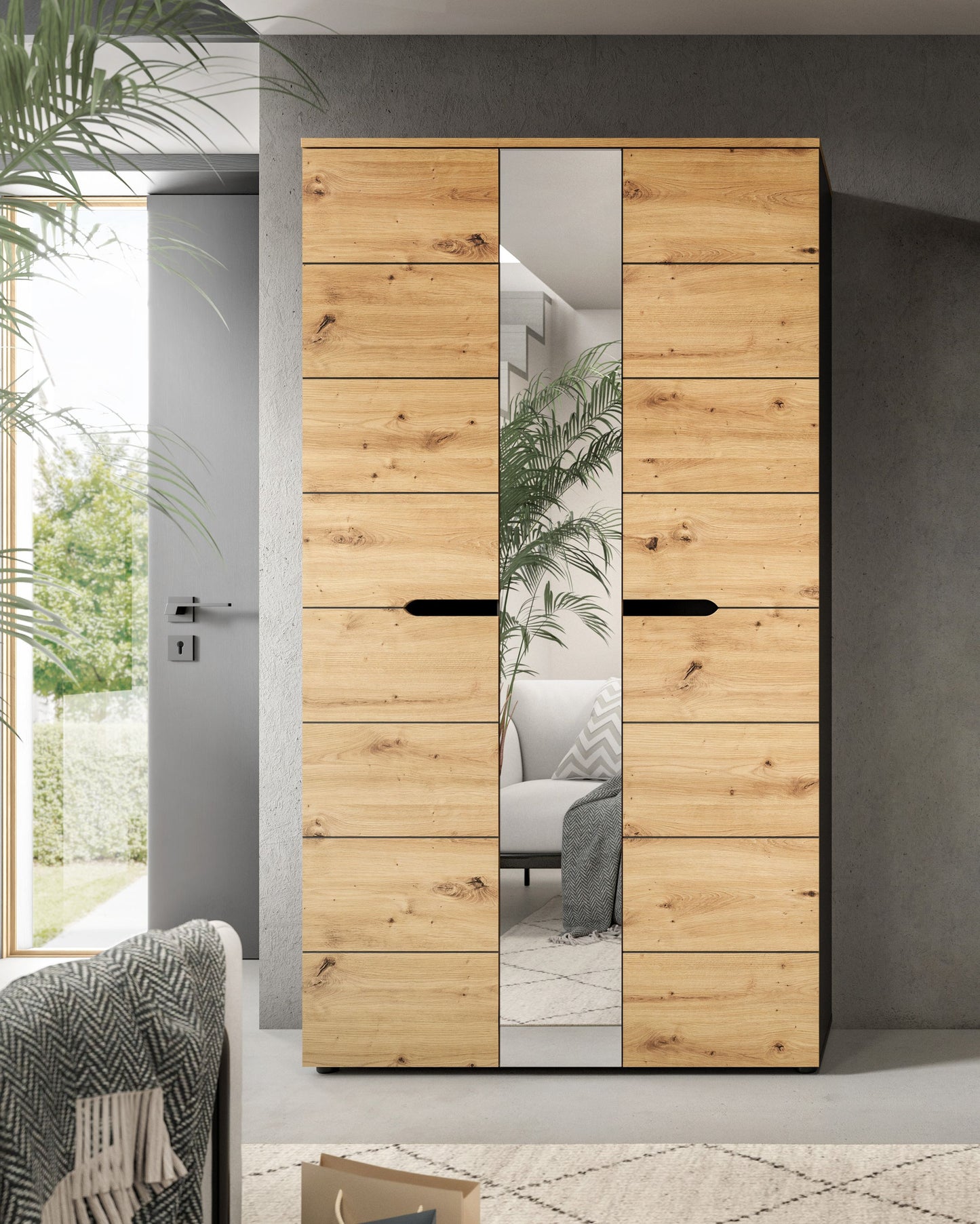 Garderobenschrank mit Spiegeltür in Eichenoptik, Kleiderstange und Ablagen sichtbar
