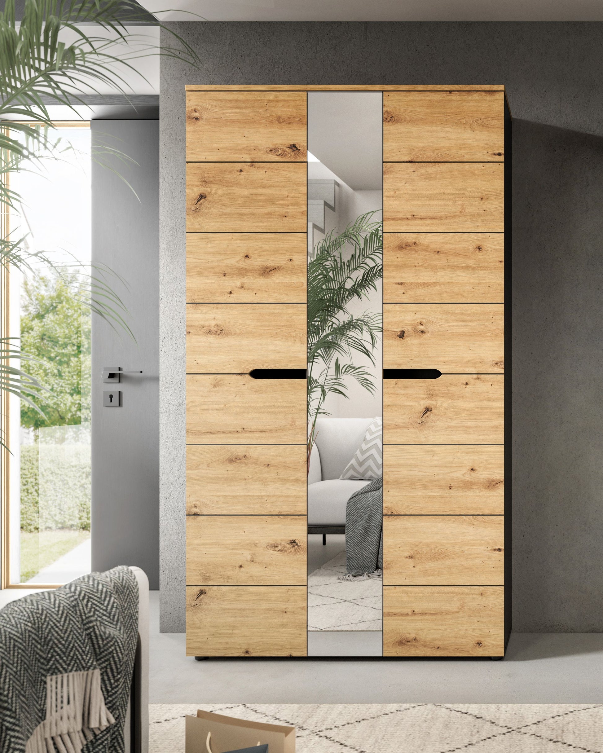 Garderobenschrank mit Spiegeltür in Eichenoptik, Kleiderstange und Ablagen sichtbar