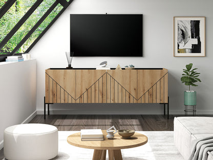 Lowboard aus hellem Holz mit geometrischem Frontmuster, schwarzer Oberseite und schwarzen Füßen