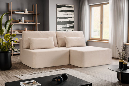 Beiges Schlafsofa mit Schlaffunktion, Zierkissen auf der Sitzfläche