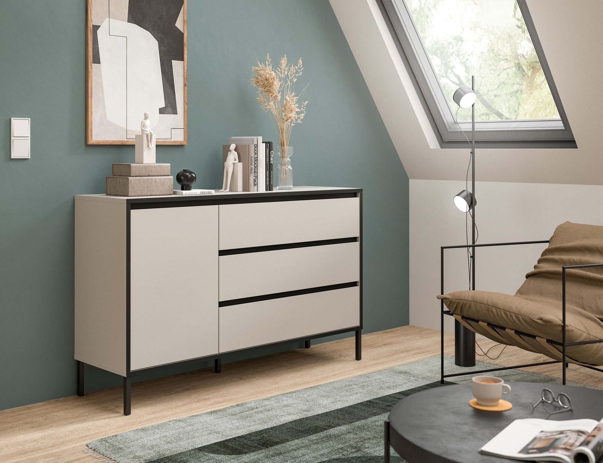 Sideboard mit Tür und Schubladen, hellgraue Fronten, schwarze Griffleisten und Füße
