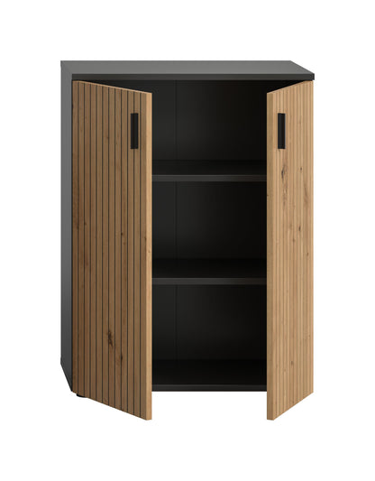 Badschrank mit Holzlamellen, zwei Türen geöffnet, schwarzer Innenraum mit Regalböden